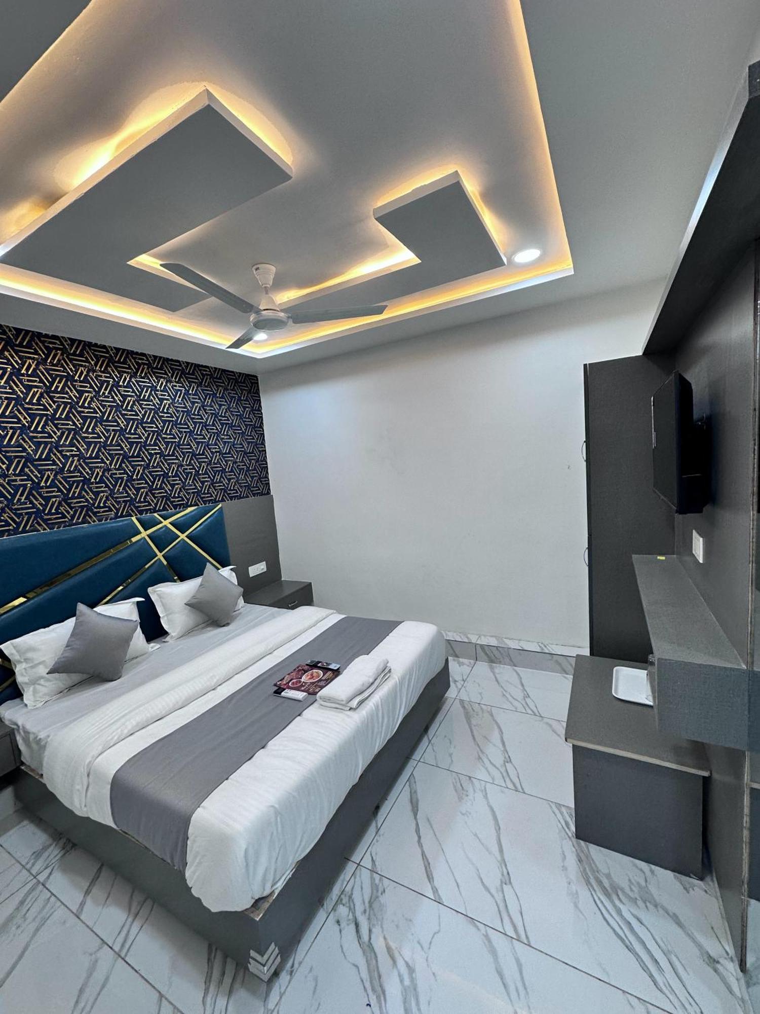 Hotel The Pacific Ahmedabad Airport Exterior photo